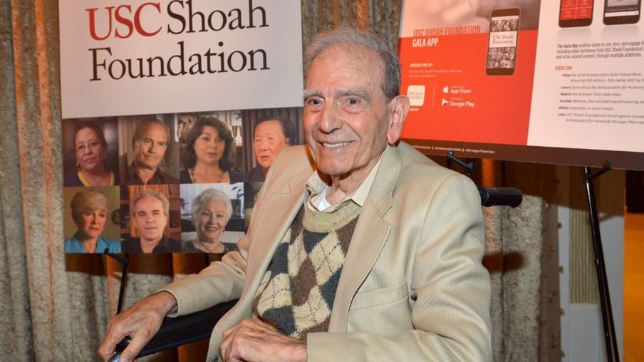 图为2018年11月他在美国南加州大学犹太大屠杀基金会(USC Shoah Foundation)讲话。