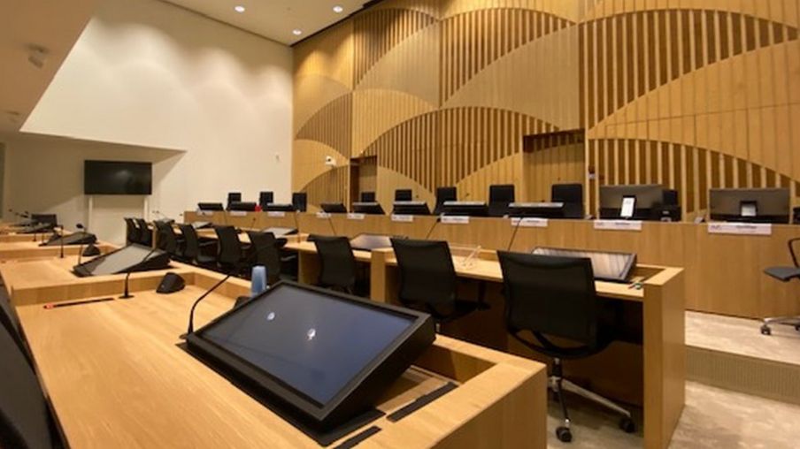 Pohled na soudní síň uvnitř soudního komplexu Schiphol (SJC) v Badhoevedorpu, Nizozemsko, 04. března 2020