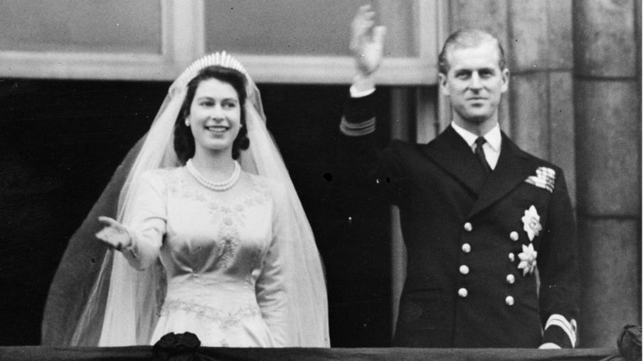 Công chúa Elizabeth và Hoàng tử Philip, Công tước xứ Edinburgh vẫy chào đám đông từ ban công Cung điện Buckingham, London trong ngày cưới 20/11/1947