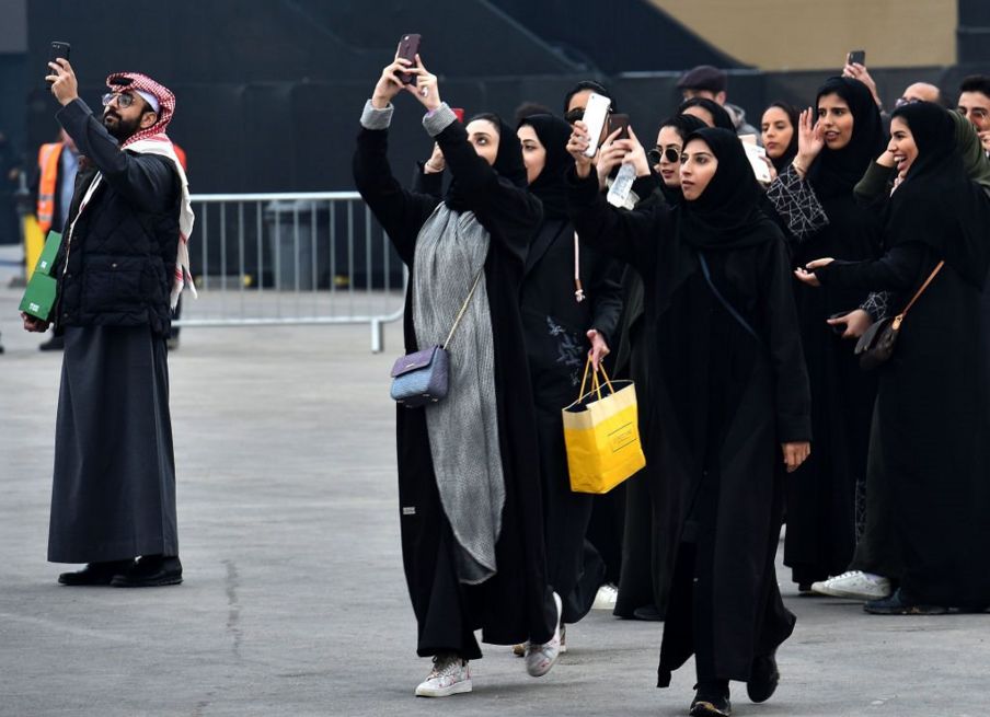 موعد تطبيق قرار السماح للنساء بالسفر دون إذن ولي الامر بالسعودية عند سن 18 سنة - حقيقة خبر السماح للنساء بالسفر من دون إذن الولي بالمملكة