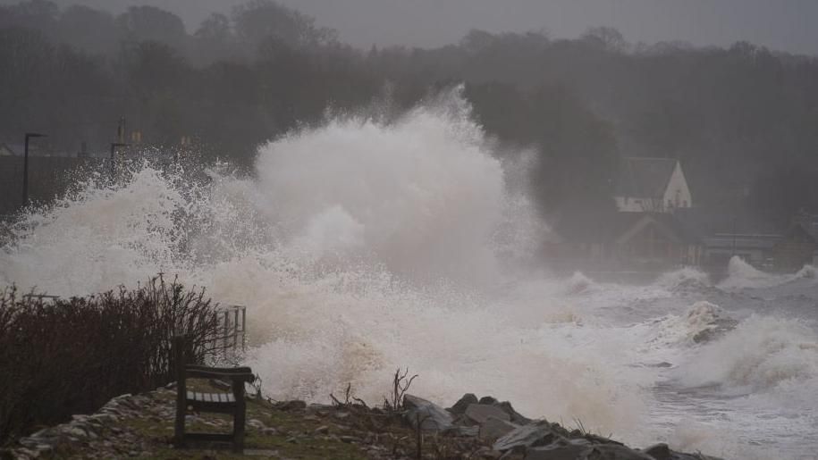 Waves at Golspie