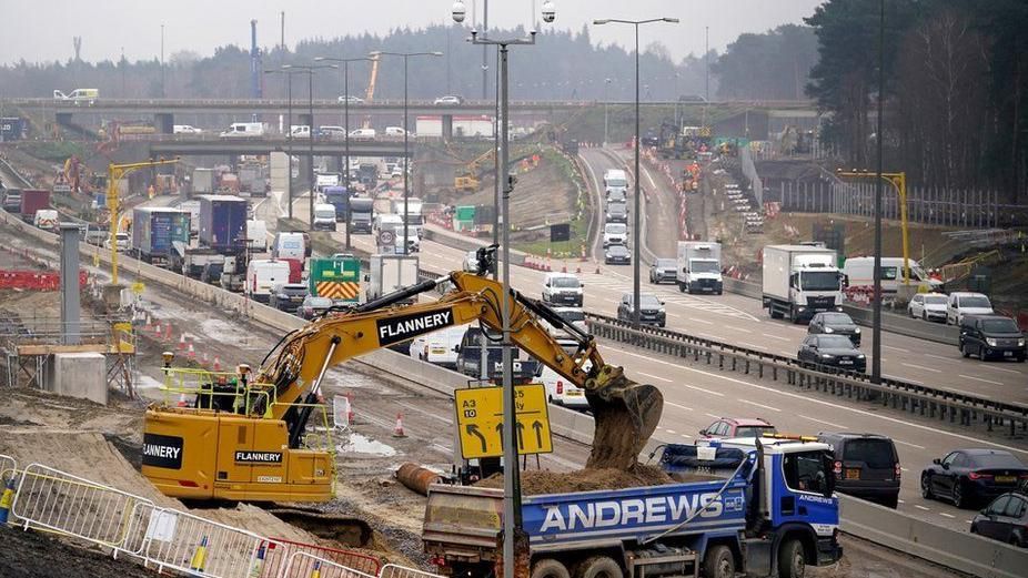 Surrey M25 closure Ignore sat navs and follow diversions drivers