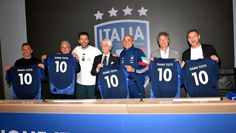 Italian football legends show off shirts