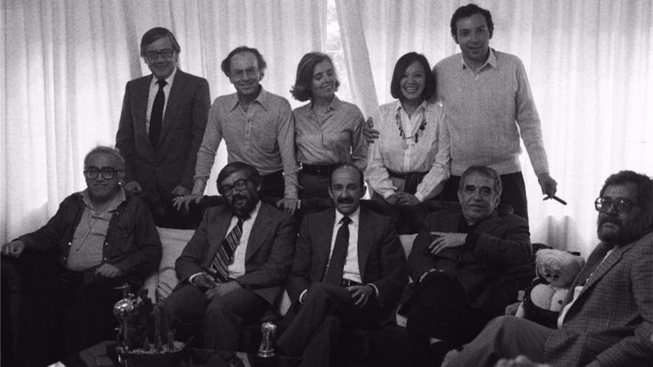 De izquierda a derecha de pie: Benjamín Wong, Iván Restrepo, Elena Poniatowska, Margo Su y Héctor Aguilar Camín. Sentados: Carlos Monsiváis, Miguel Ángel Granados Chapa, Carlos Salinas, Gabriel García Márquez y León García Soler.