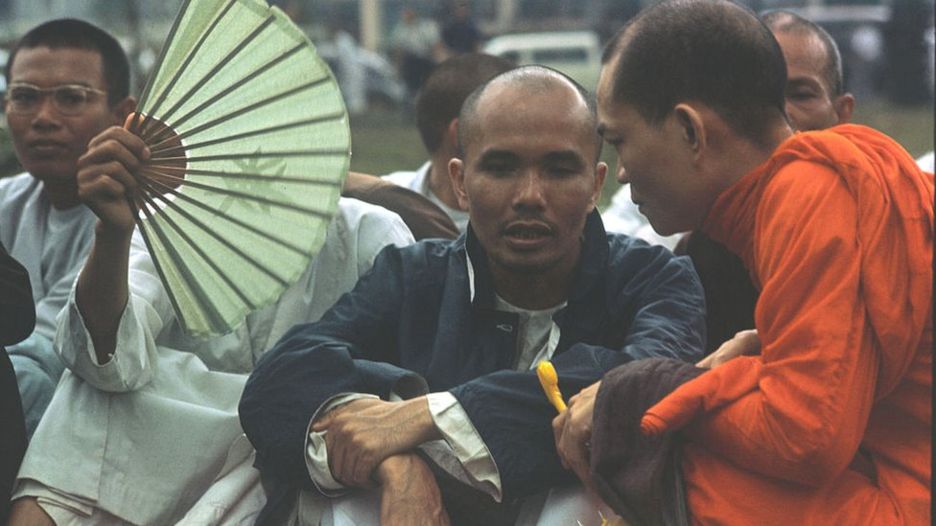 Nhà sư Thích Trí Quang bên ngoài Dinh Độc lập ở Sài Gòn, nơi ông dàn dựng một buổi biểu tình ngồi cùng với các nhà sư Phật giáo khác Ông yêu cầu Tổng thống Nguyễn Văn Thiệu rút lại một sắc lệnh công nhận phe phái ôn hòa, do lãnh đạo thân chính phủ là Thích Tam Châu, làm Giáo hội Phật giáo chính thức.