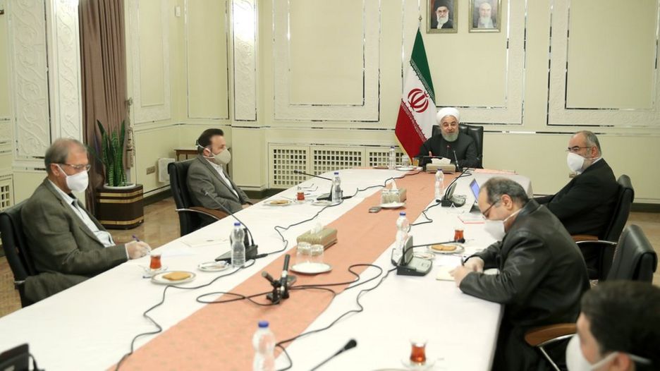 در تصاویری که از جلسه منتشر شده همه اعضا به جز حسن روحانی از ماسک و دستکش استفاده کردهاند