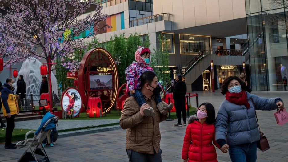 北京居民戴著口罩在街頭