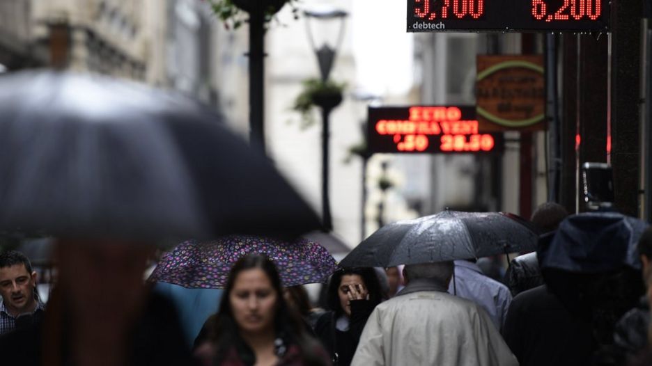 Personas se cubren de la lluvia en Buenos Aires