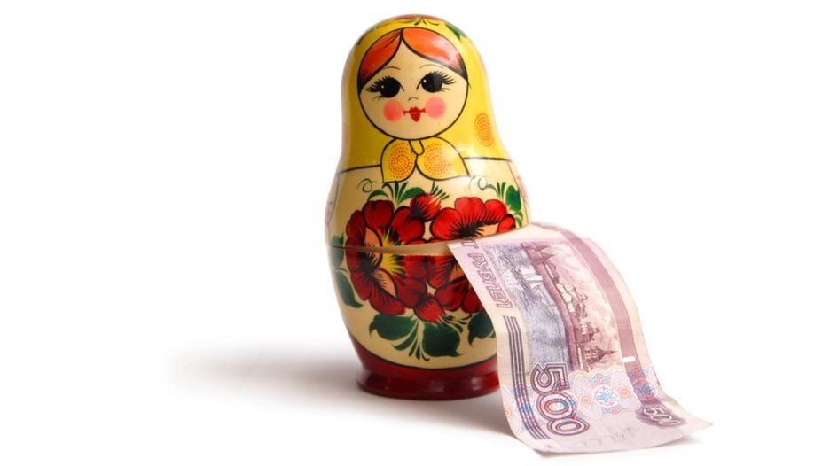 Boneca russa com nota de 500 rublos
