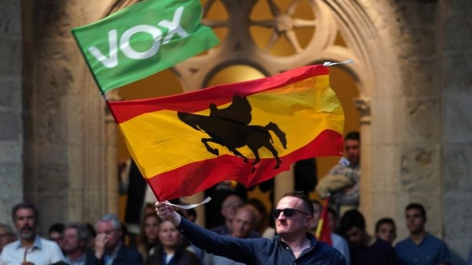 Ένας υποστηρικτής Vox κυματίζει μια σημαία