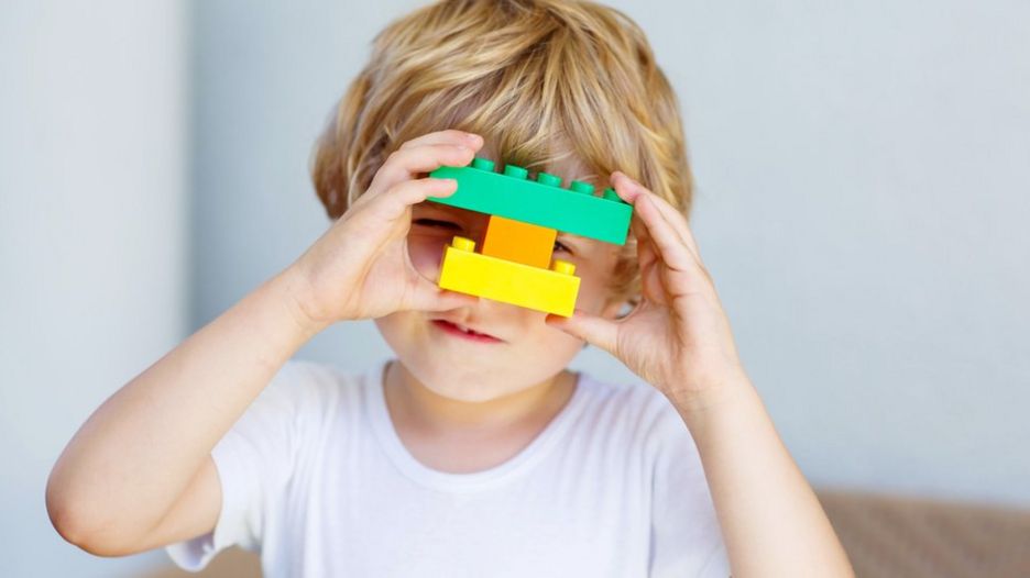 Niño jugando con piezas de Lego
