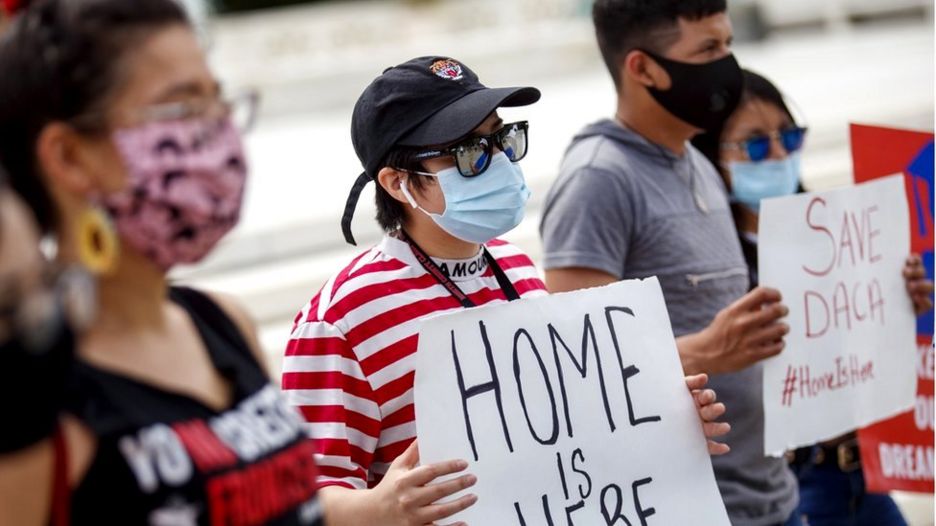Người biểu tình bên ngoài Tòa án Tối cao Hoa Kỳ tại Washington DC trước phán quyết hôm thứ Năm