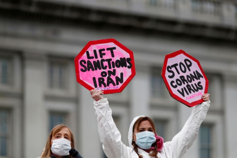 از زمان همهگیر شدن کرونا مقامهای ایران بارها اعتراض کردهاند که تحریمهای آمریکا مانع از رسیدن کمکهای پزشکی لازم به ایران میشود