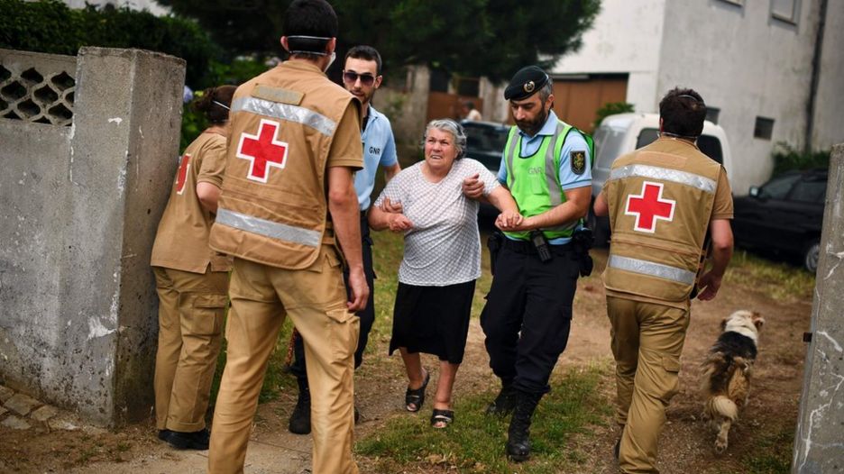 Decenas de residentes fueron evacuados de sus hogares en Torgal, Castanheira de Pera, el 18 de junio 2017.