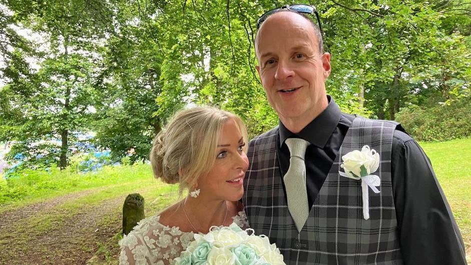 North-east couple tie the knot at Belladrum music festival - BBC News