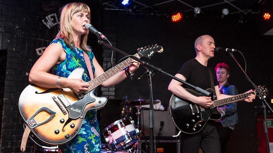 The Vaselines: If it wasn't for Nirvana we'd be a forgotten band - BBC News