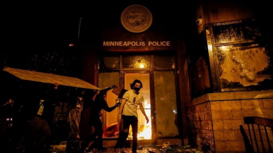Protesters in front of a police station in Minneapolis, Minnesota. Photo: 28 May 2020