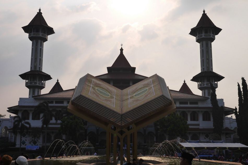 Tugu Alquran dengan latar Masjid Agung Cianjur