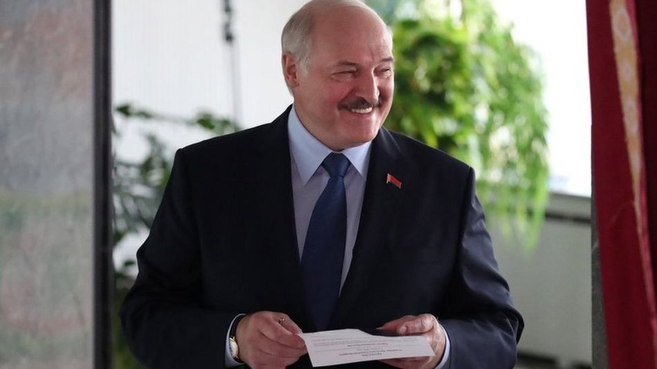 Президент Беларуси Александр Лукашенко голосует во время президентских выборов на избирательном участке в Минске, Беларусь, 9 августа 2020 года.