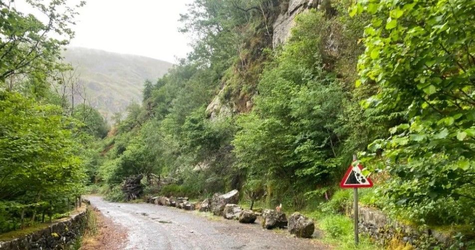 The scenic road with a rock fall danger road sign