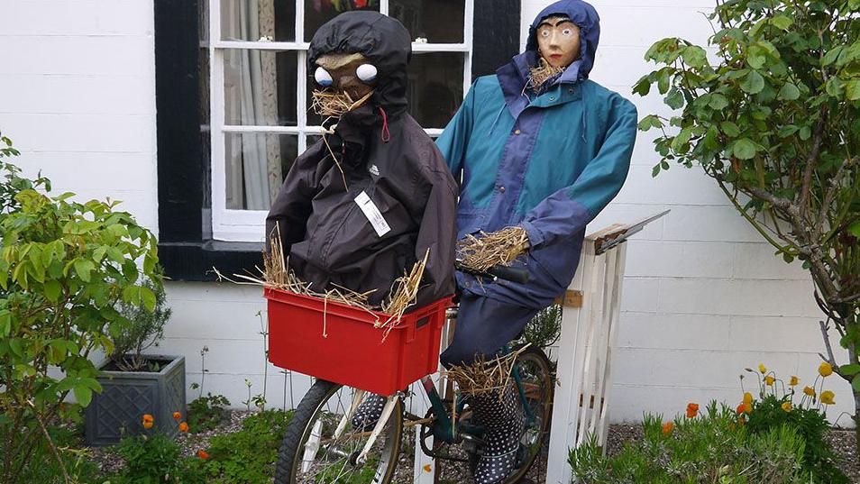 ET scarecrow