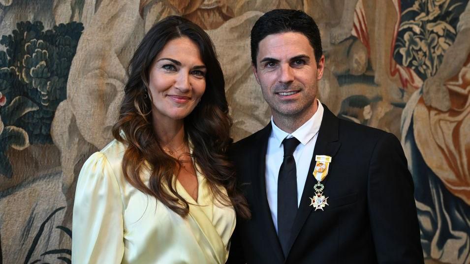 Mikel Arteta receives award with wife Lorena