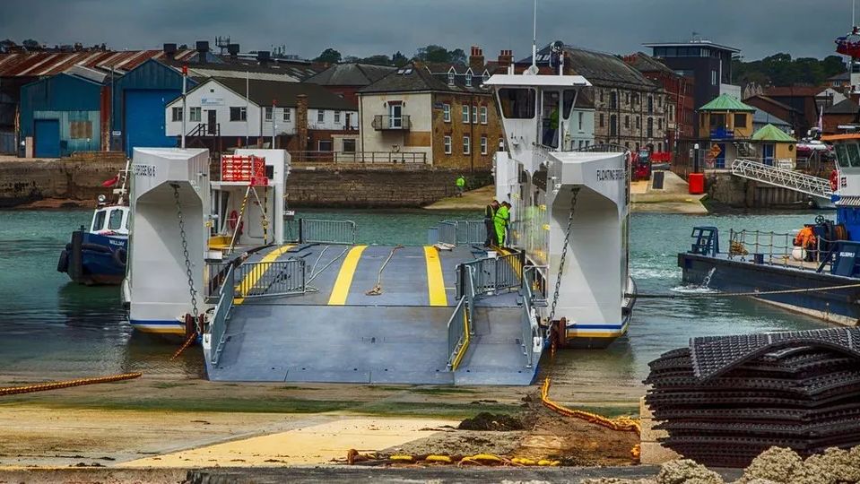 Isle of Wight chain ferry