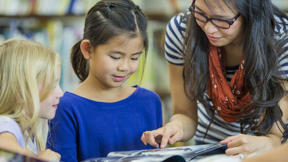 Una profesora con sus alumnas en Canadá