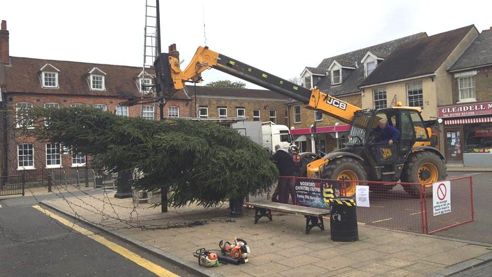 wonky-beeston-christmas-tree-gets-the-chop-bbc-news