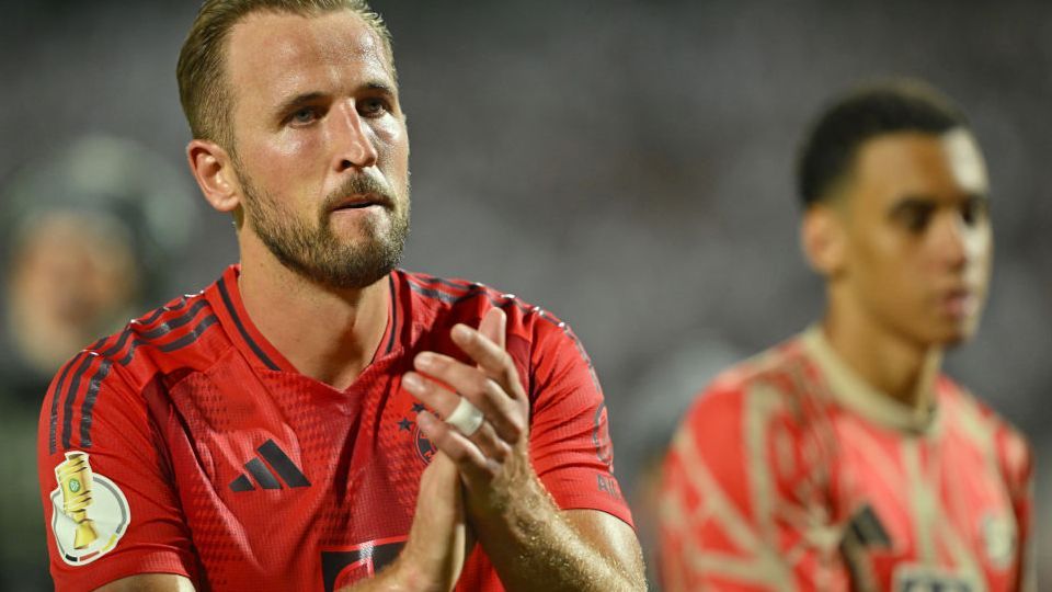 Harry Kane applauds Bayern Munich supporters