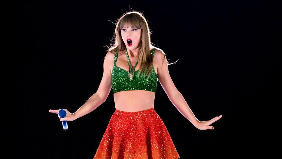 Taylor Swift dressed in red and green at the Cardiff concert