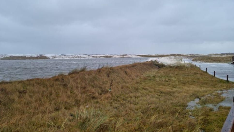 High tide and waves at Golspie