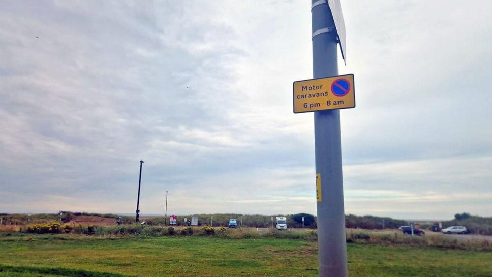 Sign showing that motor caravans cannot park between 6pm and 8am