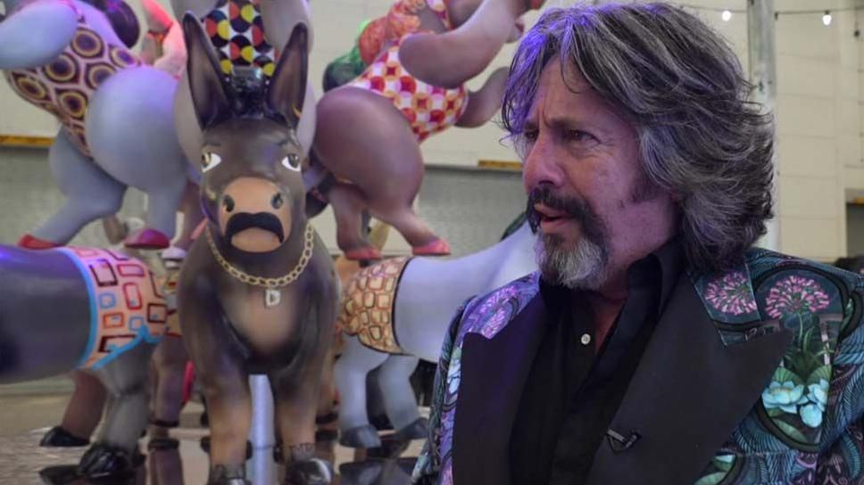 Laurence Llewelyn-Bowen standing next to his donkey tableau