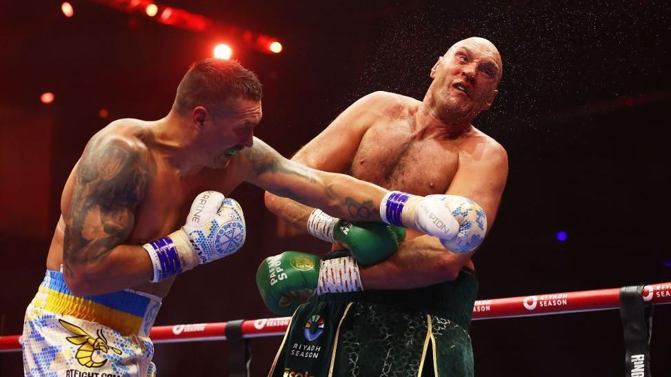 Oleksandr Usyk staggers Tyson Fury with a left hand