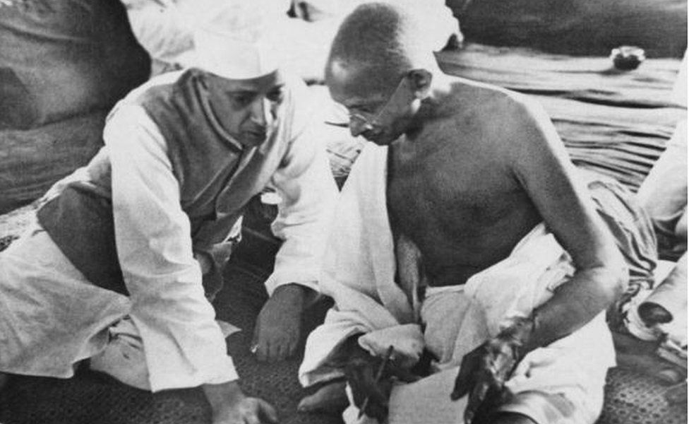 Джавахарлал Неру и Махатма Ганди на сессии Конгресса 1942 года, на которой была принята резолюция о выходе из Индии, призывающая к независимости Индии от британского правления