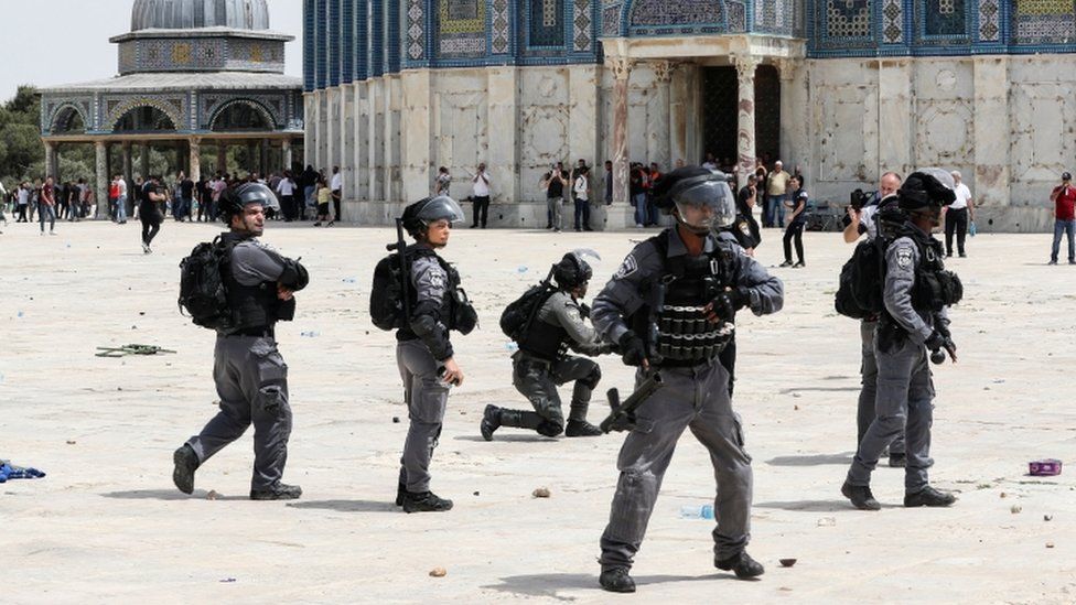 Израильская полиция стоит на позиции у комплекса, где находится мечеть Аль-Акса