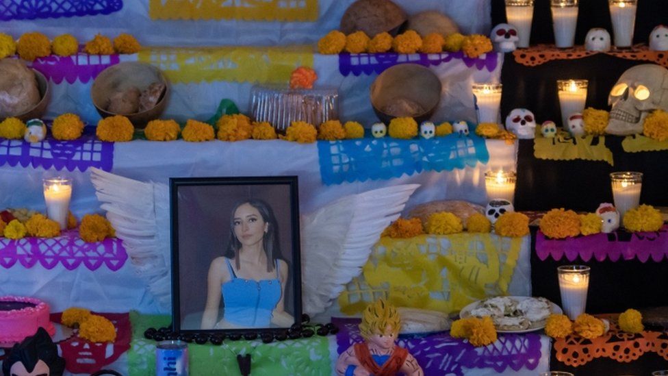 Алтарь в память о Дебани Эскобар, пропавшей в апреле и позже найденной мертвой, в Высшей технической школе № 110 Людовико Меза; в Монтеррее, Мексика - 1 ноября
