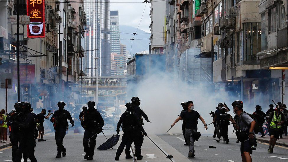 riot police fire tear gas in HK, 01 July