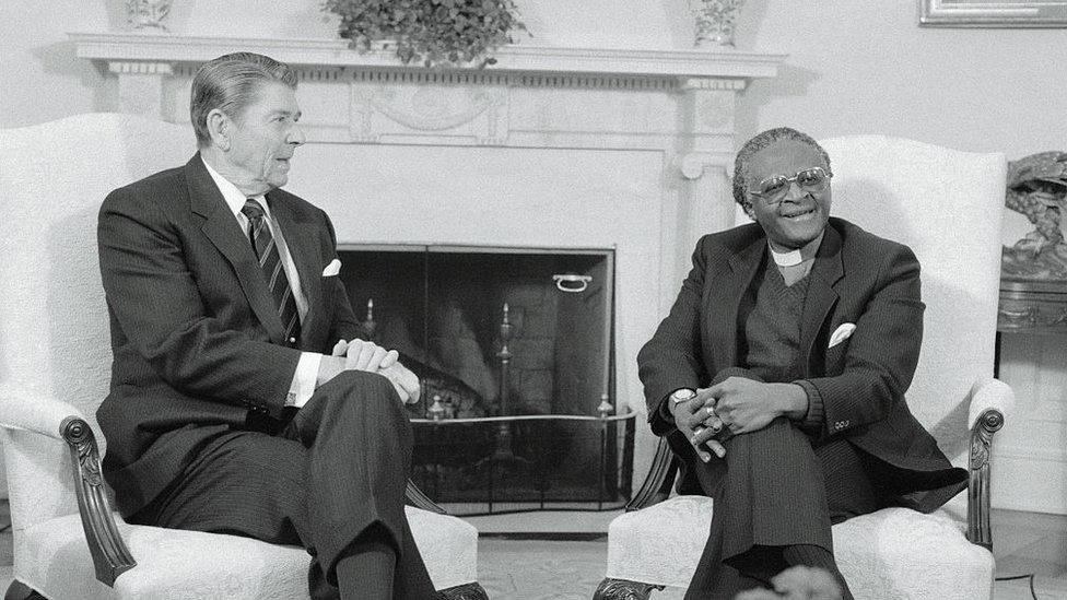 Архиепископ Туту встречается с президентом Рональдом Рейганом в Овальном кабинете