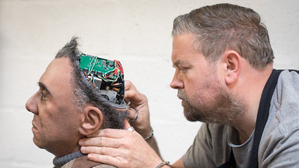 El experto en prótesis Mike Humphrey revisa a Fred, un robot Mesmer que fue construido por Engineered Arts en Cornwall, Inglaterra.