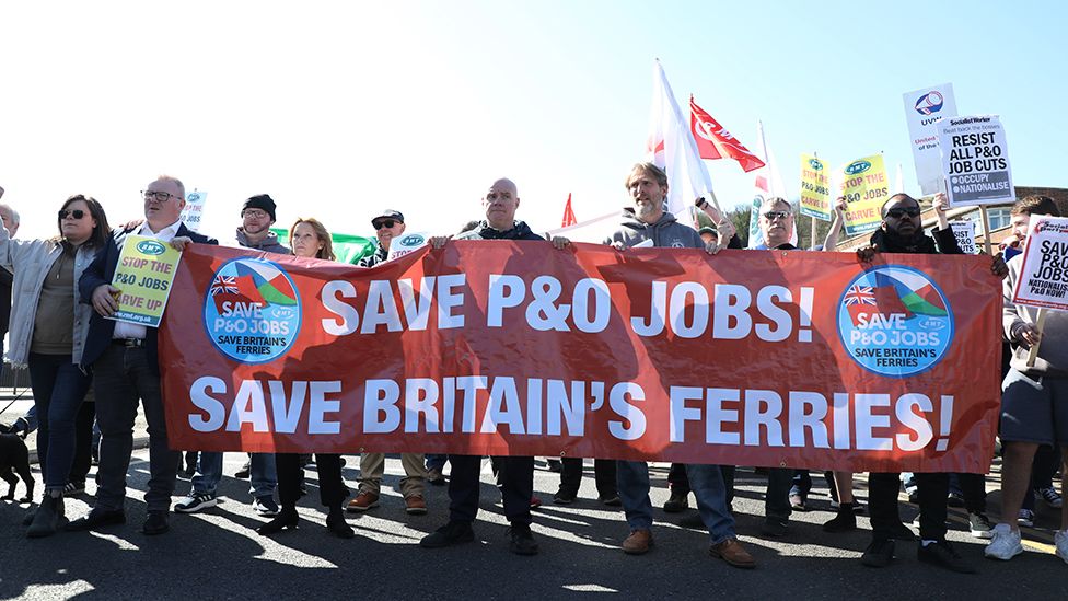 Протесты проходят после увольнения всей британской команды P&O Ferries 18 марта 2022 года в Дувре