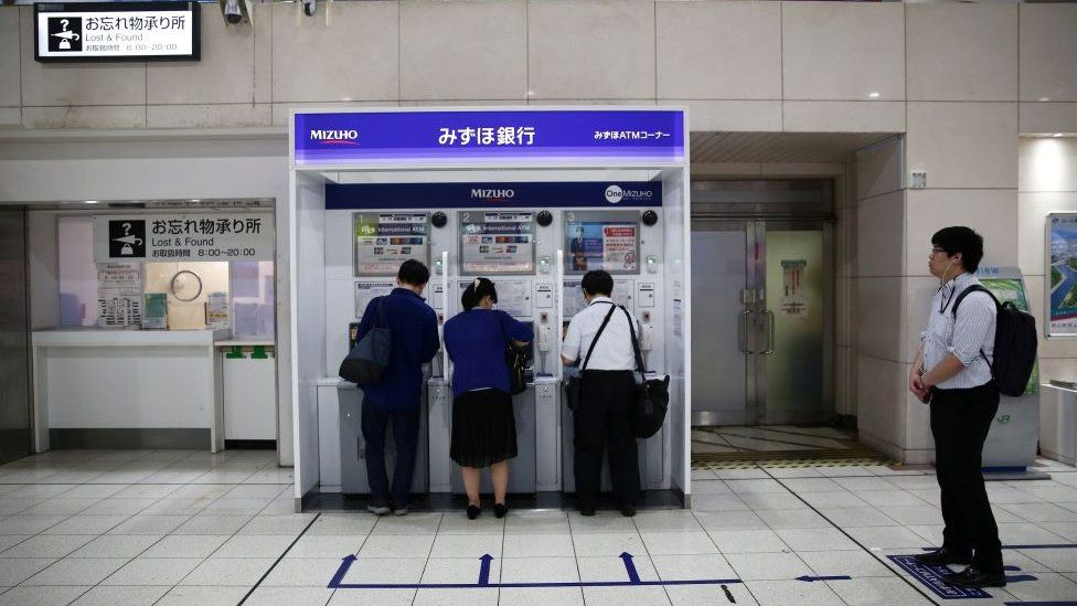 Люди, использующие банкоматы Mizuho