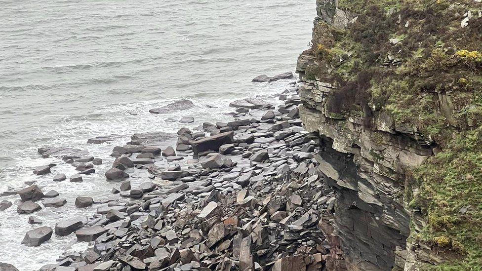 Rock fall at Wringcliff beach