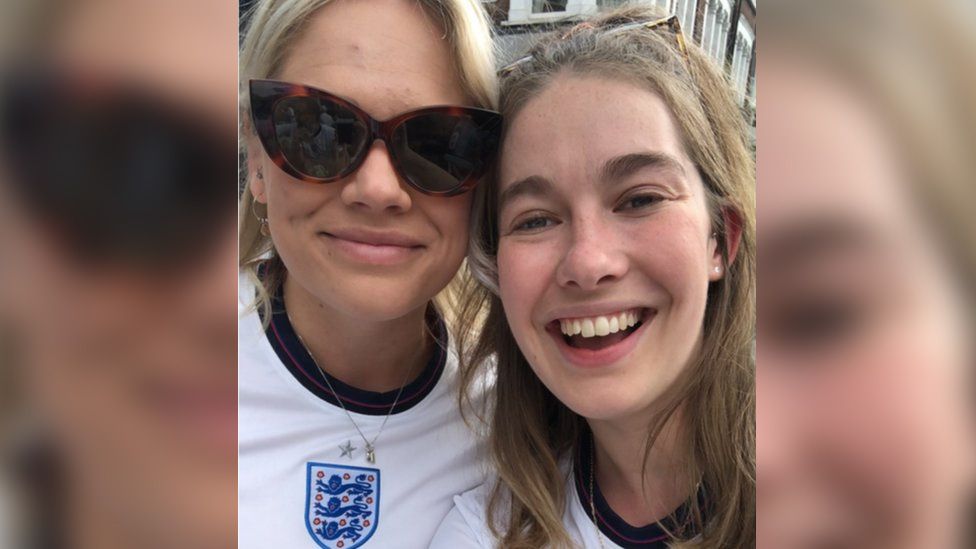 Алиса и ее сестра делают селфи на футбольном матче в футболках сборной Англии