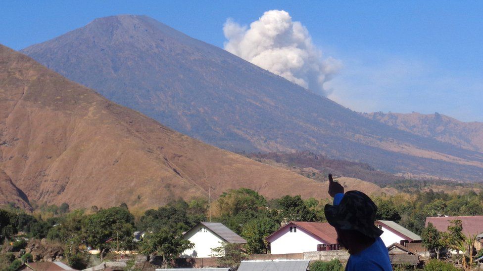 Mount Rinjani spews volcanic ash in East Lombok, West Nusa Tenggara, Indonesia (4 Nov 2015)
