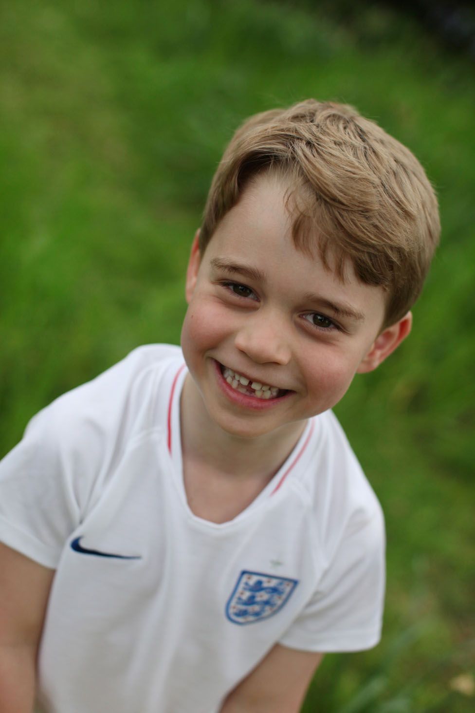 Принцу Джорджу шесть лет. Новые фотографии маленького принца - BBC ...