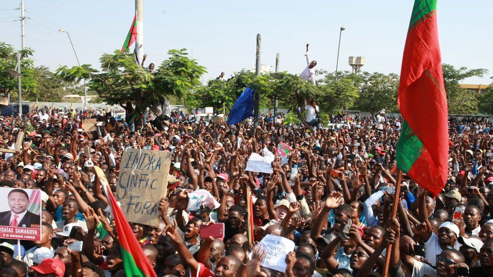 Thousands of Angolan opposition party Union for Total Independence of Angola (UNITA) members gather to protest against alleged irregularities in the Independent Electoral Commission operation on June 3, 2017 in Luanda. At least 4,000 Angolans marched through Luanda on June 3 to demand a fair election in August when President Jose Eduardo dos Santos is due to step down after 38 years in power.