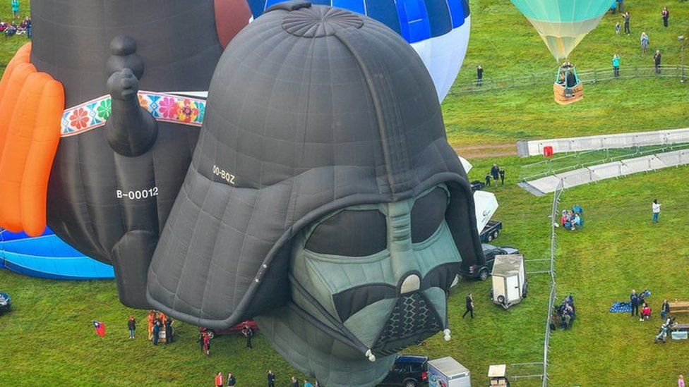 Mark Hamill Darth Vader balloon makes Luke Skywalker's week BBC News