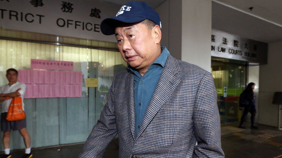 Media tycoon Jimmy Lai Chee-ying leaves Eastern Magistrates' court 2016
